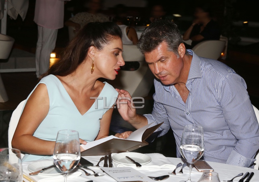 Φωτεινή Δάρρα: Ρομαντικό δείπνο με τον σύζυγό της στη Ρόδο! Φωτογραφίες