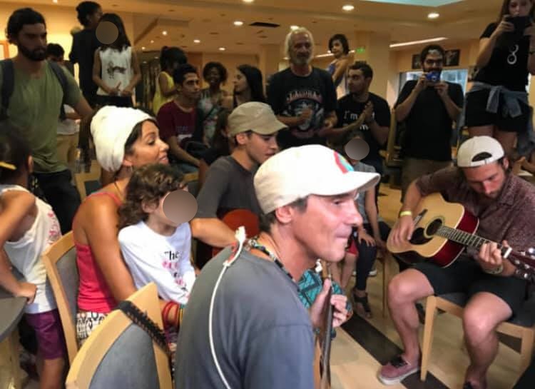 Kλέλια Ρένεση: Η πιο γλυκιά στιγμή με τον Manu Chao, τραγουδώντας για τους πρόσφυγες! [pic,video]