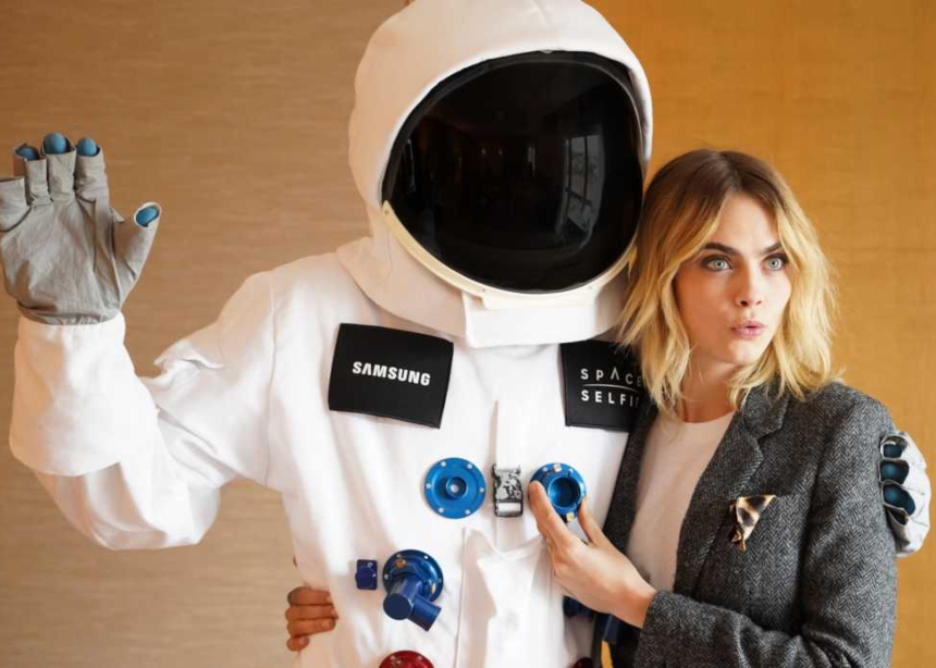 Η Cara Delevingne και η Samsung στέλνουν την πρώτη selfie στο διάστημα