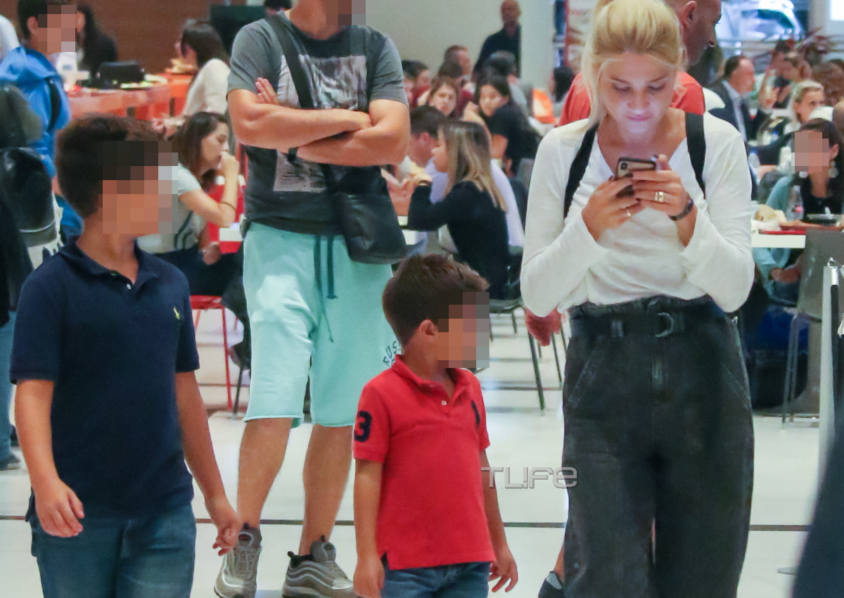 Φαίη Σκορδά: Tρυφερές οικογενειακές στιγμές με τους γιους της σε εμπορικό κέντρο! [pics]