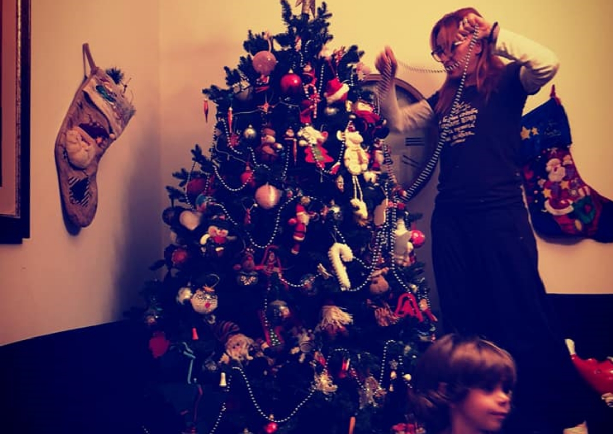 Φωτεινή Ψυχίδου: Στόλισε το χριστουγεννιάτικο δέντρο με όλη την οικογένεια! [pics]