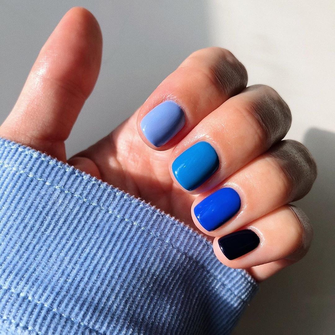 Gradient mani: όλοι στο instagram βάφουν τα νύχια τους με πέντε χρώματα αντί για ένα!