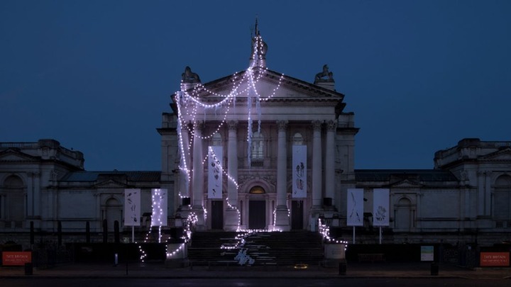 Η «χριστουγεννιάτικη» πρόσοψη της Tate Britain!