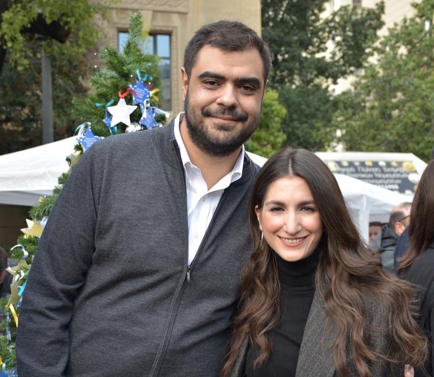 Παύλος Μαρινάκης: Ο πρόεδρος της ΟΝΝΕΔ δηλώνει ερωτευμένος – Ο γάμος του με τη γοητευτική δικηγόρο!