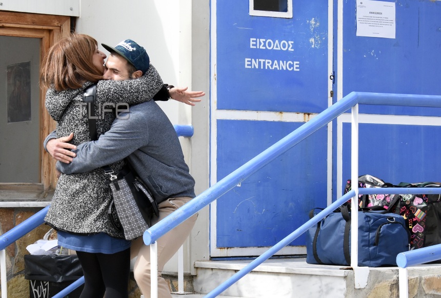 Γιώργος Καρκάς: Συγκίνηση στην αποφυλάκιση του ηθοποιού – Πέφτει με λαχτάρα στην αγκαλιά της μητέρας του! [pics]