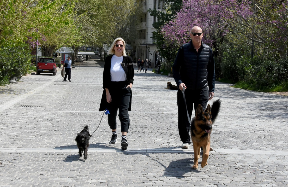 Χριστίνα Κοντοβά – Τζώνη Καλημέρης: Βόλτα με τα σκυλιά τους στο ηλιόλουστο κέντρο της Αθήνας [pics]