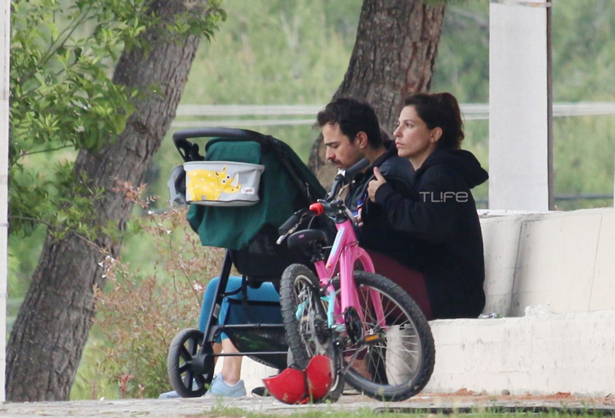 Κατερίνα Παπουτσάκη: Βόλτα στο πάρκο μαζί με τον σύζυγό της και τον μικρότερο γιο τους [pics]