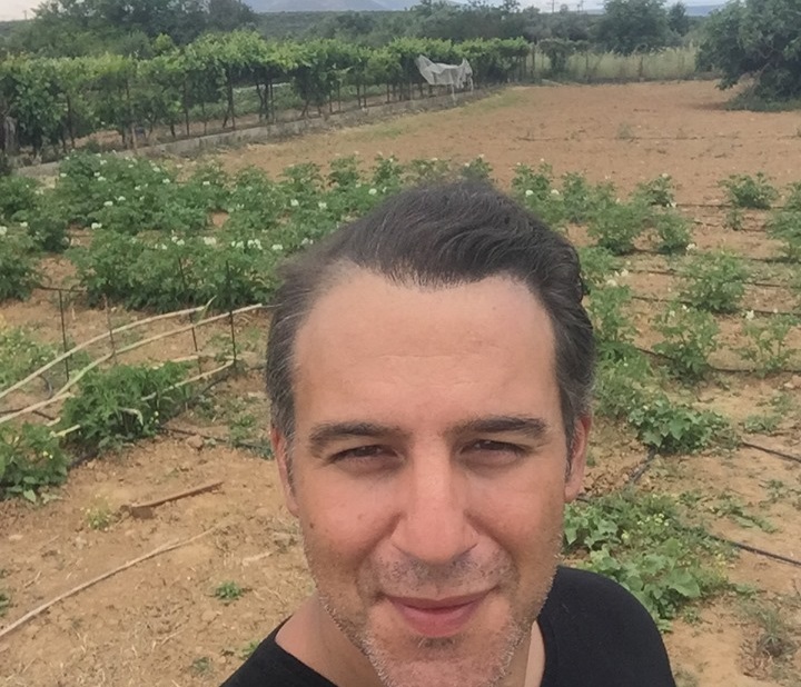 Θάνος Τζάνης: Έγινε αγρότης και ξενοδόχος στην Εύβοια, ο γνωστός τραγουδιστής! [pics]