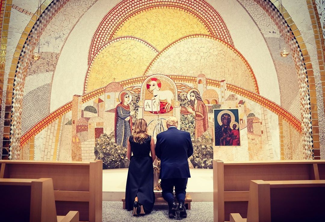 Mελάνια Τραμπ: Με chic φόρεμα,  προσεύχεται γονατιστή στην εκκλησία με τον Τράμπ! Φωτογραφίες