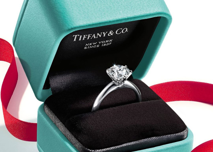 H Tiffany & Co μετατρέπει την iconic συσκευασία της σε… δερμάτινη τσάντα!