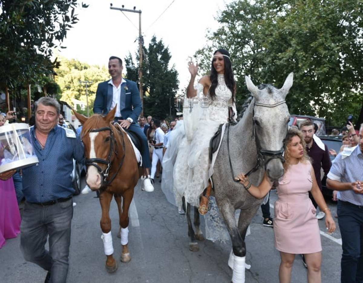 Ανθή Βούλγαρη: Νύφη στην εκκλησία πάνω σε… άλογο! Αποκλειστικό βίντεο και φωτογραφίες