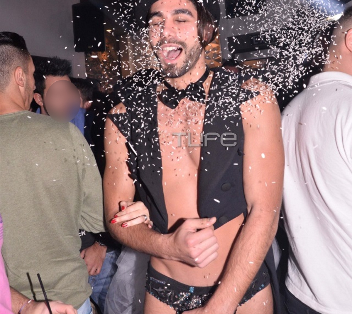 The Bachelor: Όταν ο  Παναγιώτης Βασιλάκος χόρεψε ημίγυμνος στο bachelorette party της Μελίνας Μακρή! Φωτογραφίες