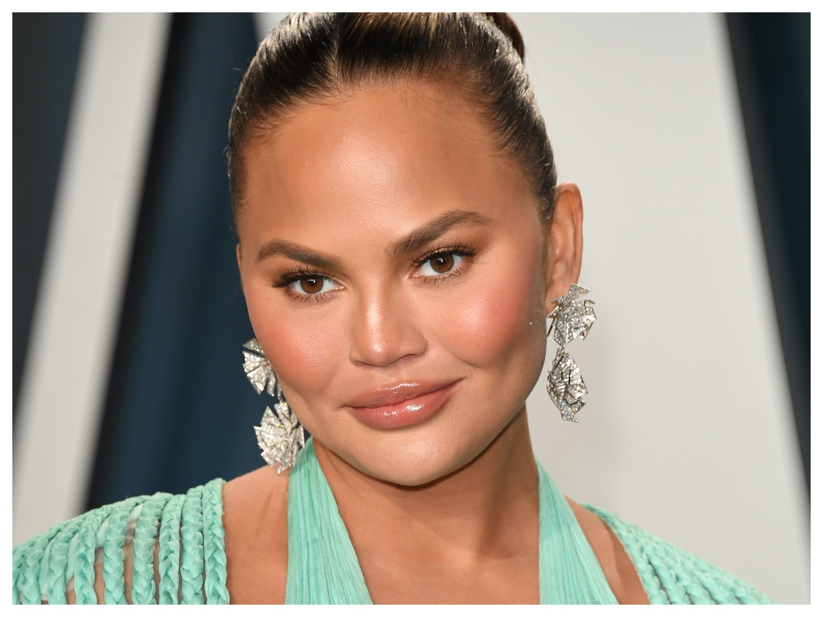 Η Chrissy Teigen άλλαξε και πάλι τα μαλλιά της!