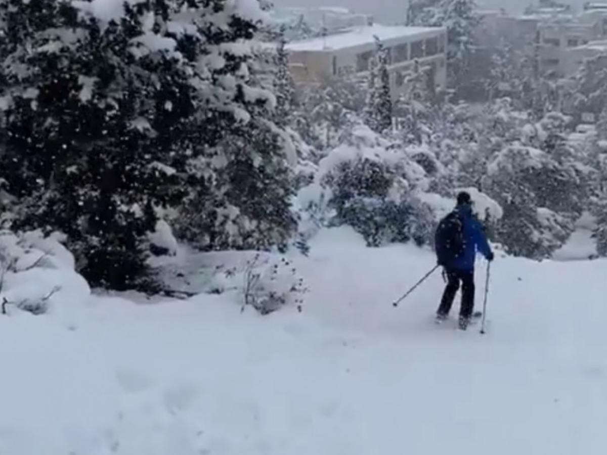 Κακοκαιρία Μήδεια: Ο Νορβηγός πρέσβης κάνει σκι στη χιονισμένη Φιλοθέη