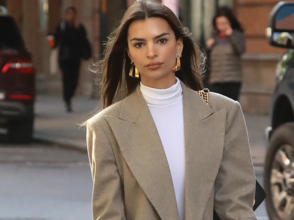 Η Emily Ratajkowski επιλέγει ένα ανατρεπτικό ανοιξιάτικο κουστούμι