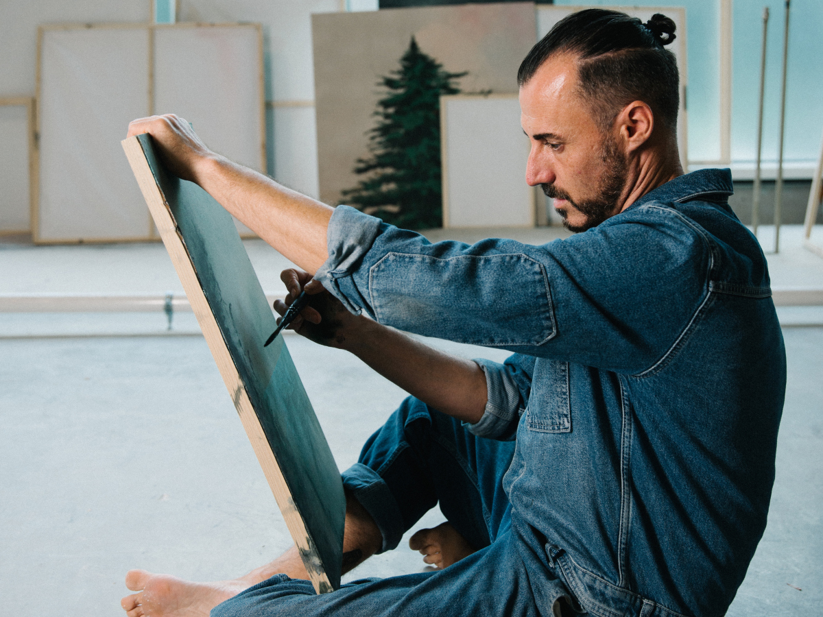 Ο καλλιτέχνης Raul del Sol πλημμυρίζει με τέχνη τις βιτρίνες της Stradivarius