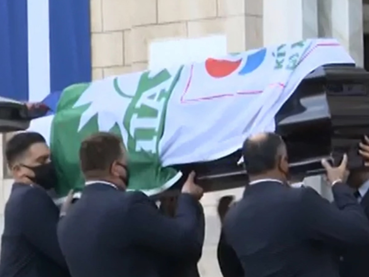 Φώφη Γεννηματά: Έφτασε στη Μητρόπολη η σορός της – Οι τρεις σημαίες που σκέπαζαν το φέρετρο