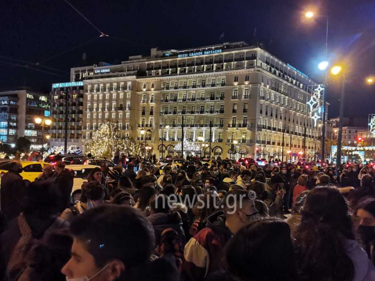 Σύνταγμα: Συγκέντρωση κατά των γυναικοκτονιών – «Όταν λέω όχι, σημαίνει πως δεν θέλω»