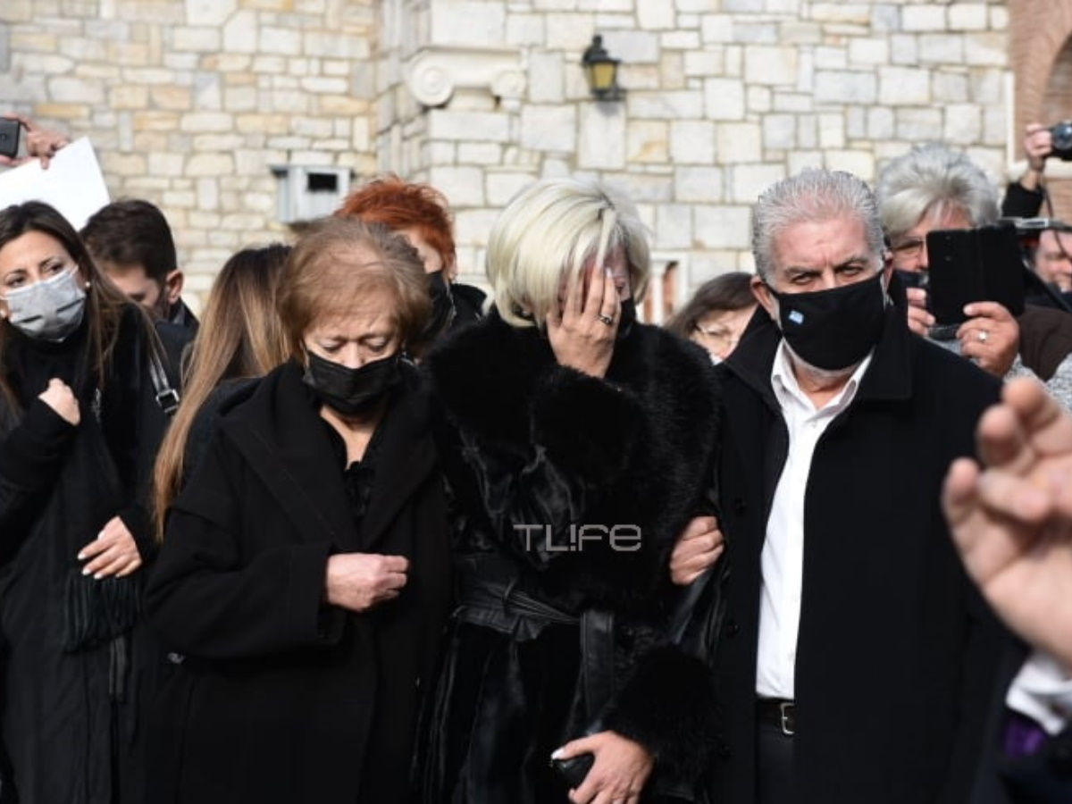 Κηδεία Γιώργου Τράγκα: Συντετριμμένη η σύζυγός του Μαρία Καρρά