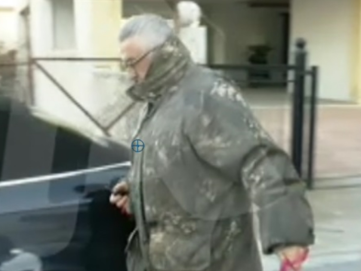 Στάθης Παναγιωτόπουλος: Πλάνα έξω από το σπίτι του λίγη ώρα πριν τη δίκη – Δεν εμφανίστηκε στο δικαστήριο
