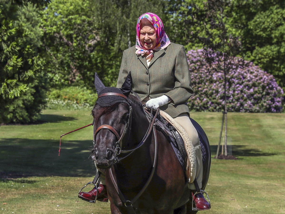Βασίλισσα Ελισάβετ: Η φωτογράφιση με τα αγαπημένα της άλογα για τα 96α γενέθλια της – Η ανάρτηση του Παλατιού