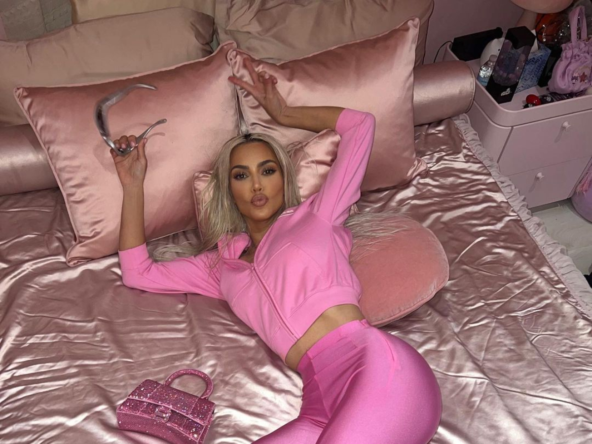 Kim Kardashian: Την φωτογραφίζει η κόρη της North με Barbie pink look