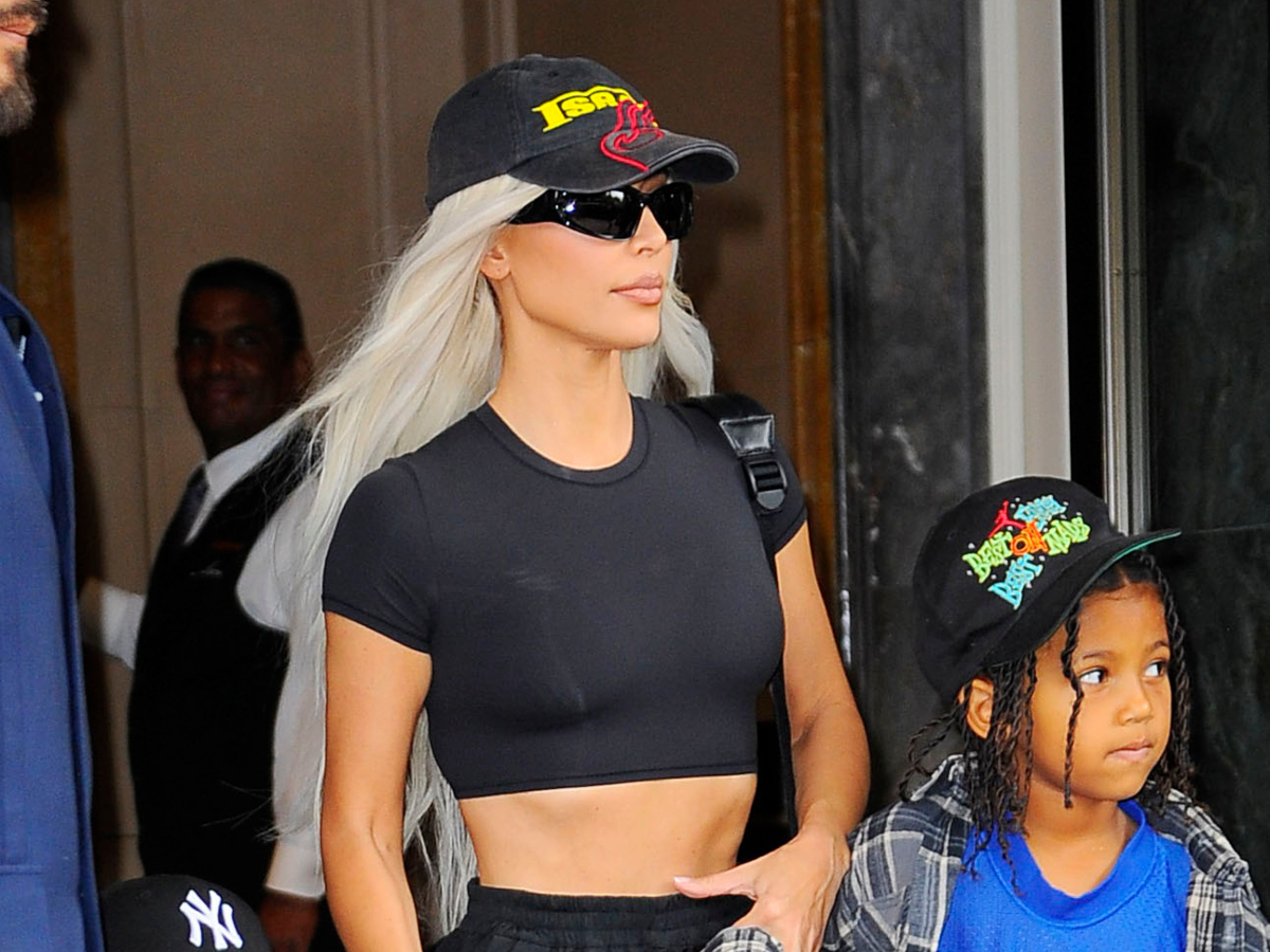 H Kim Kardashian φωτογραφίζεται με το πιο μικροσκοπικό crop top που έχουμε δει