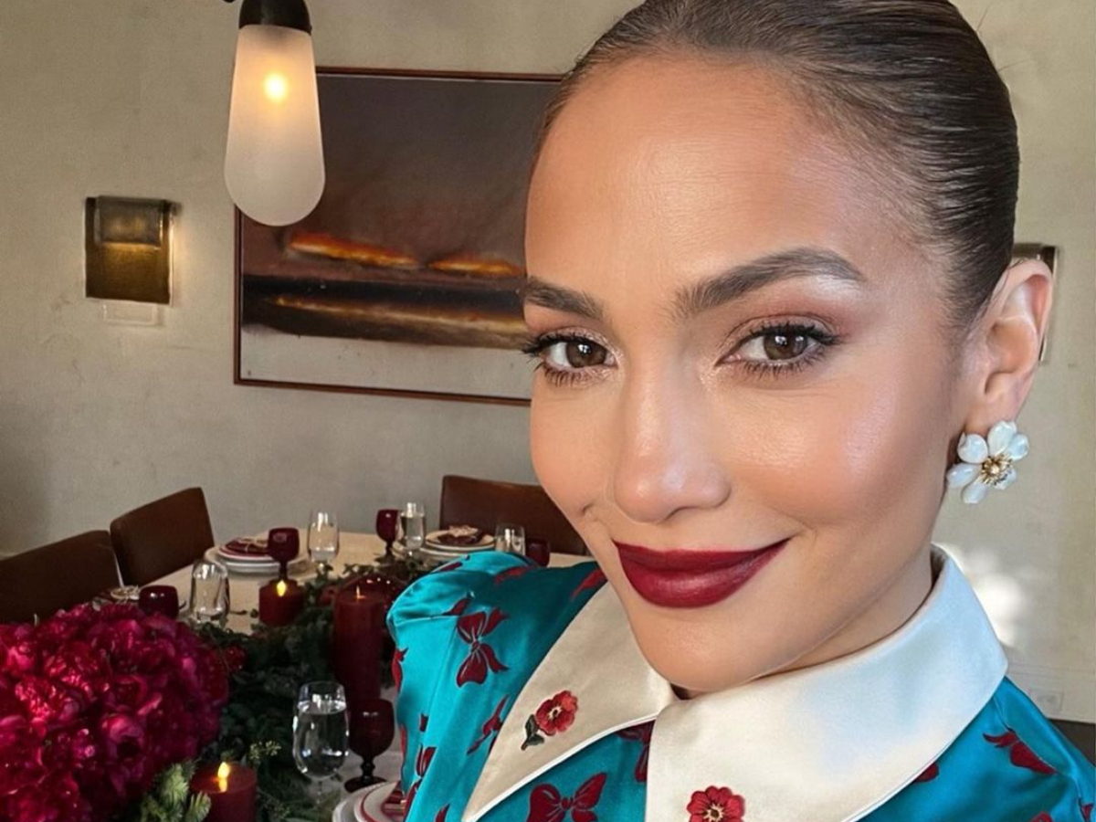 Jennifer Lopez: Με ένα στιλ πολύ διαφορετικό αυτά τα Χριστούγεννα