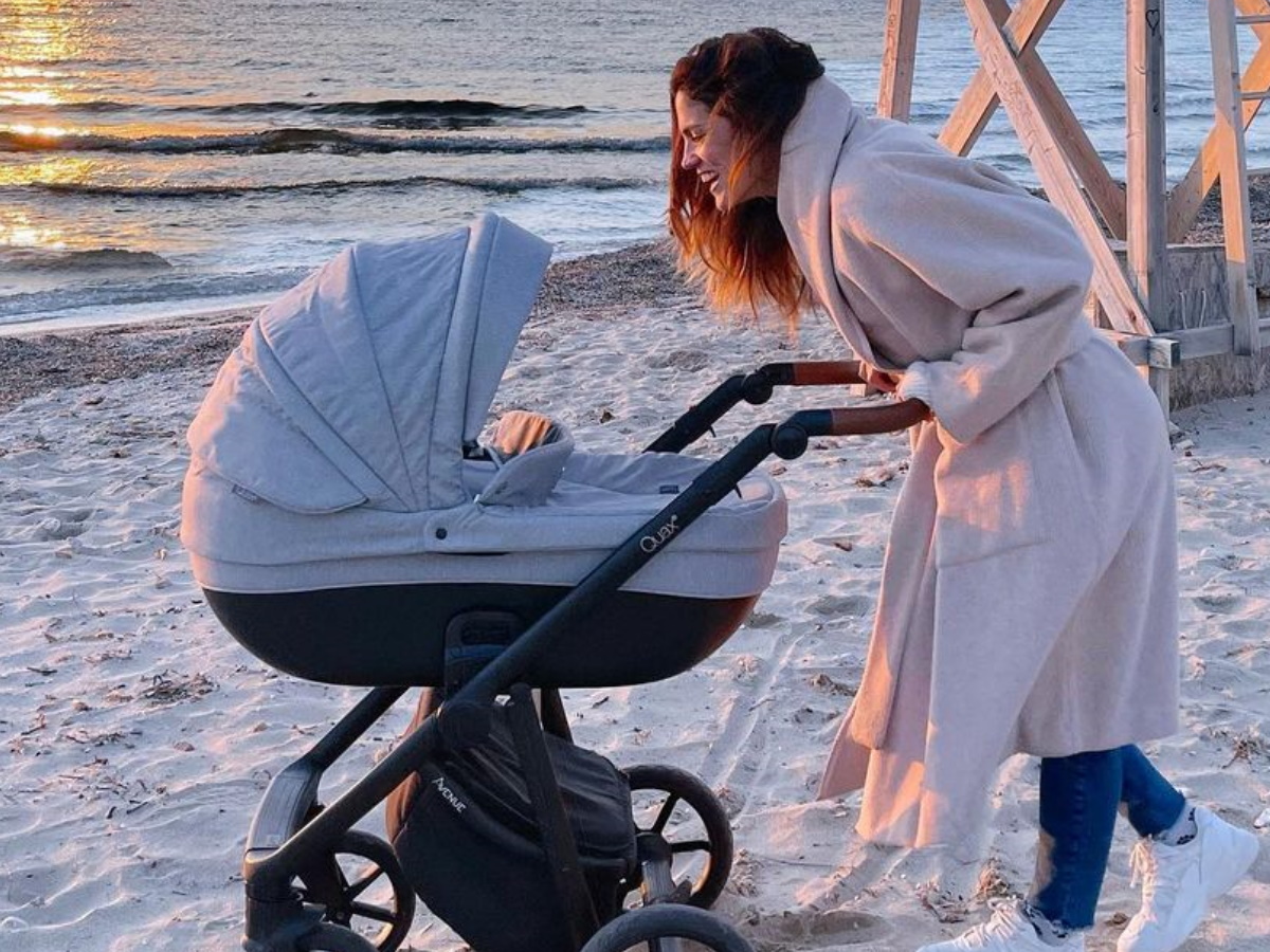 Μαίρη Συνατσάκη: Σαββατιάτικη βόλτα στη θάλασσα με την κόρη της – Φωτογραφίες