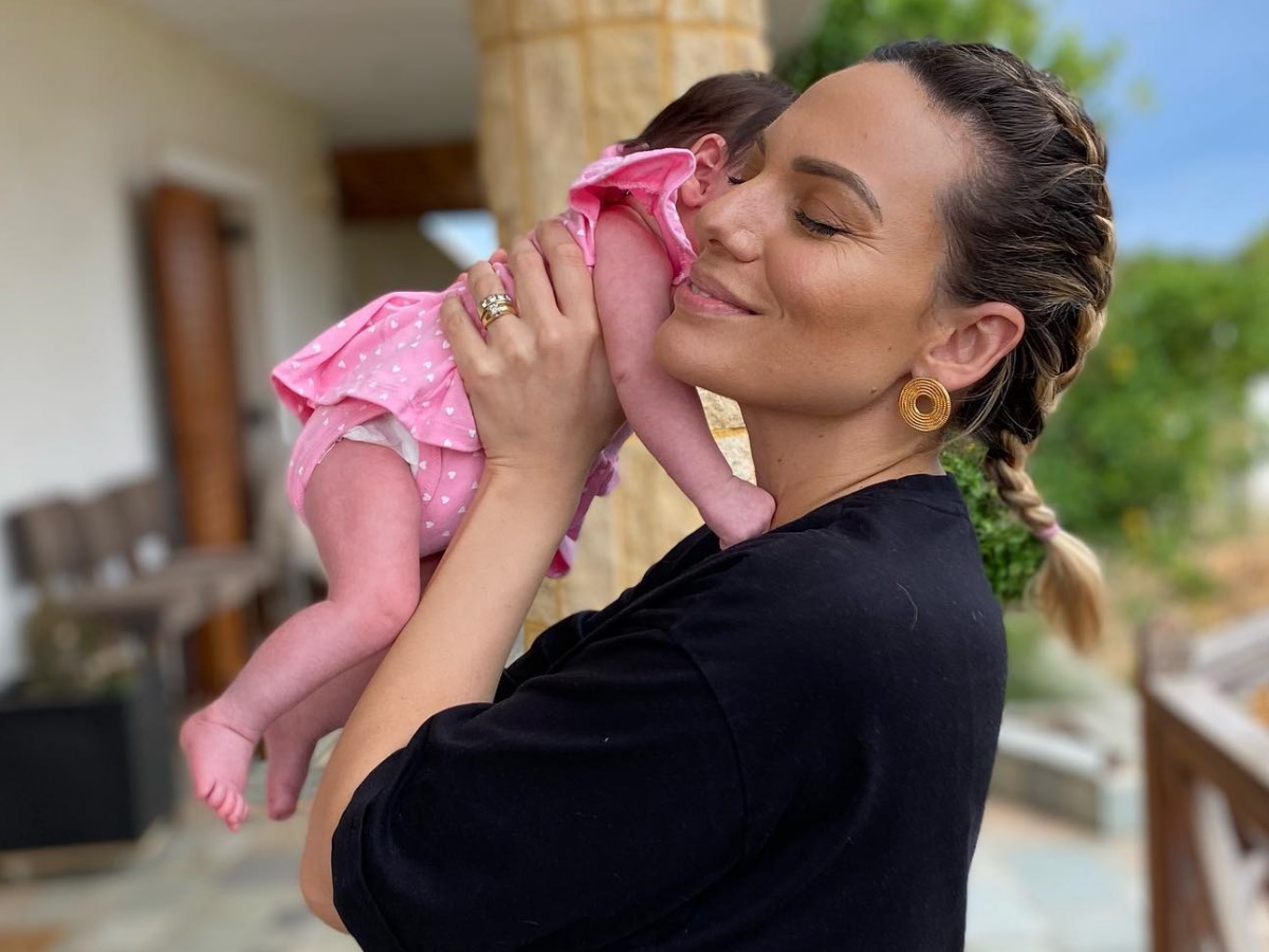 Ιωάννα Μαλέσκου: Φωτογραφίες από τις πρώτες διακοπές με την δύο μηνών κόρη της