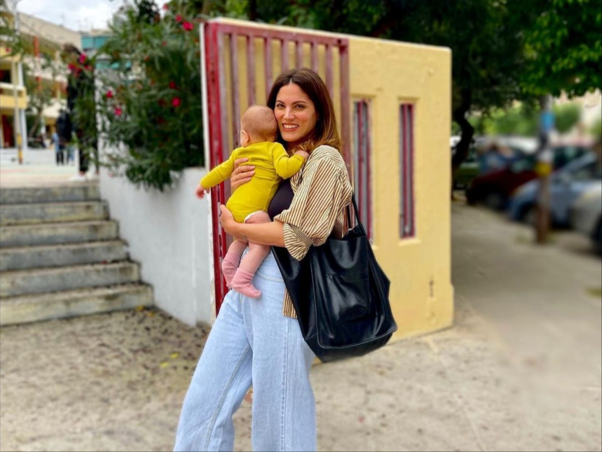 Μαίρη Συνατσάκη: Προσπαθεί να βάλει μια τάξη στο δωμάτιο της κόρης της – Βίντεο