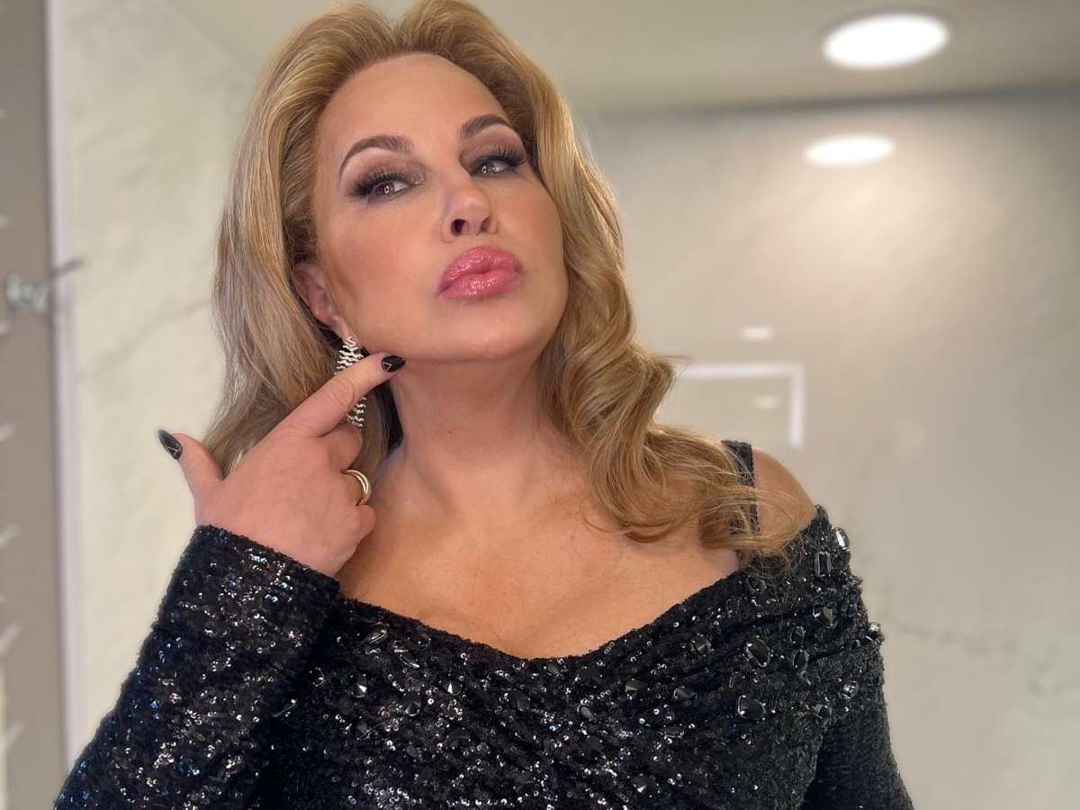 Jennifer Coolidge: Δες πώς δημιουργεί το cat eye χρησιμοποιώντας την πιστωτική της κάρτα