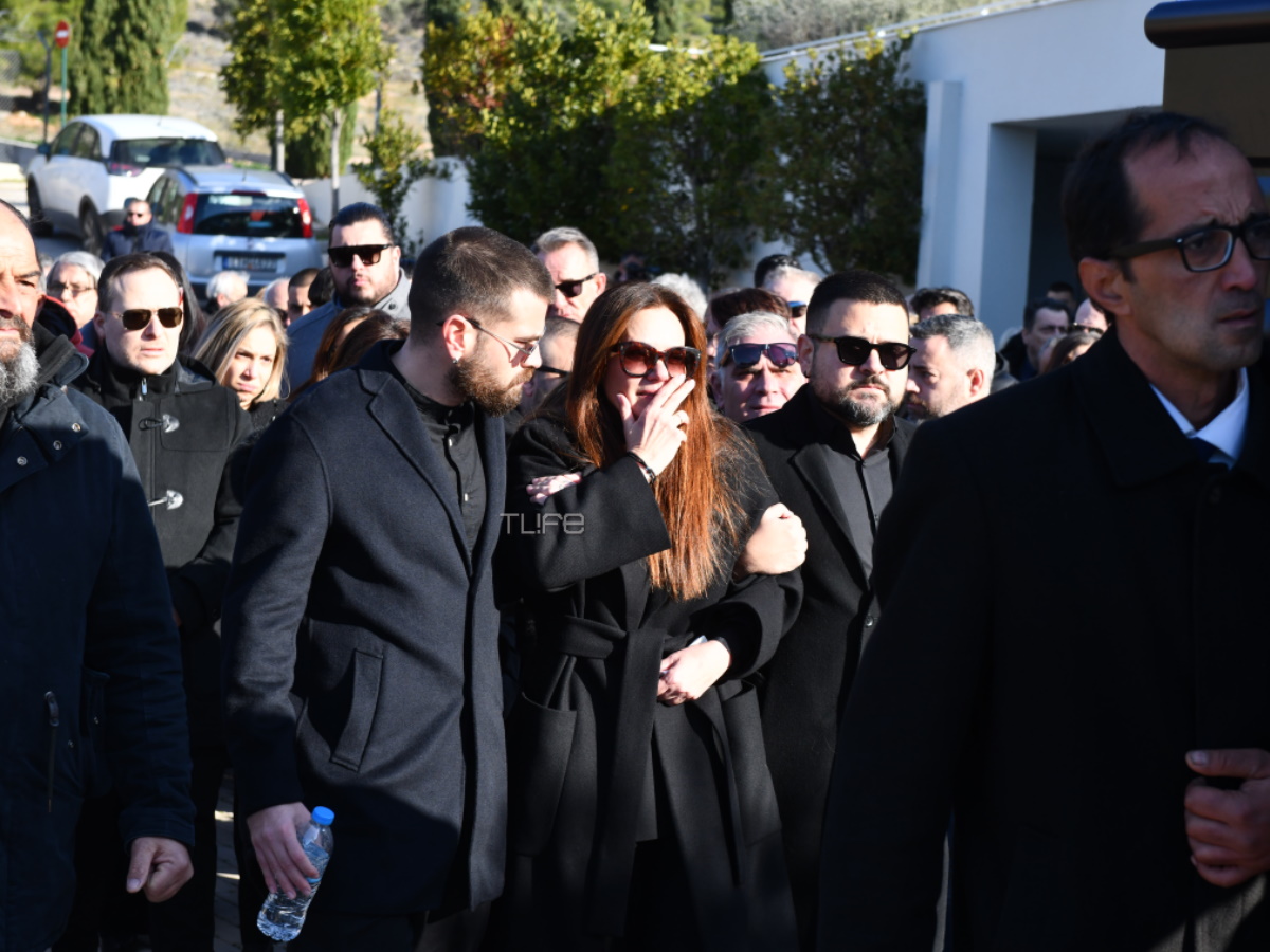 Κηδεία Χάρη Κωστόπουλου: Συντετριμμένοι η σύζυγος και οι δυο γιοι του τραγουδιστή – Φωτογραφίες TLIFE