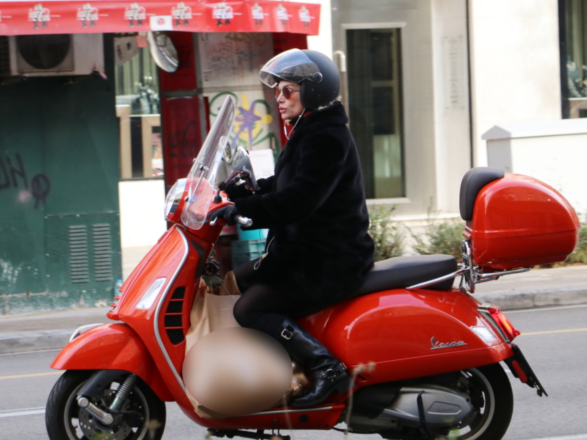 Ελεωνόρα Ζουγανέλη: Easy rider η δημοφιλής ερμηνεύτρια – Φωτογραφίες από τις βόλτες της με τη μηχανή
