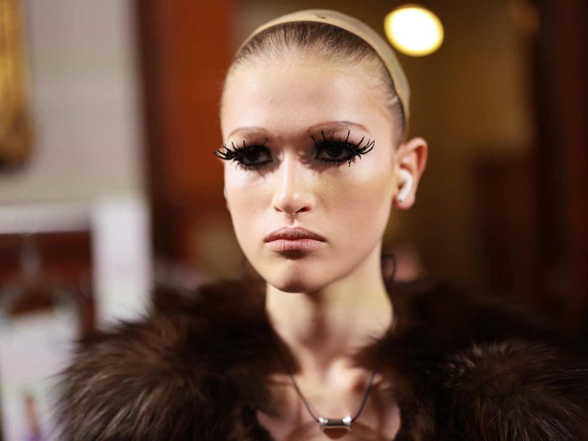 Marc Jacobs: Στο επετειακό του fashion show τα μοντέλα είχαν spider lashes και φουτουριστικά hair looks
