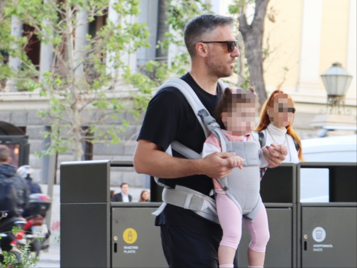 Γιούρκας Σεϊταρίδης: Βόλτα στο κέντρο της Αθήνας με την κόρη του – Φωτογραφίες