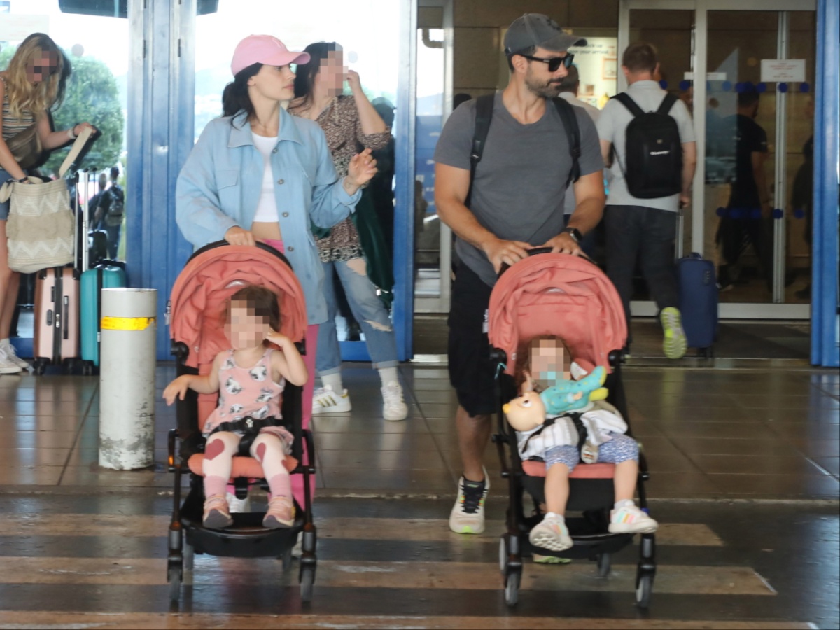 Χριστίνα Μπόμπα – Σάκης Τανιμανίδης: Στο αεροδρόμιο με τις δίδυμες κόρες τους, Αριάνα και Φιλίππα