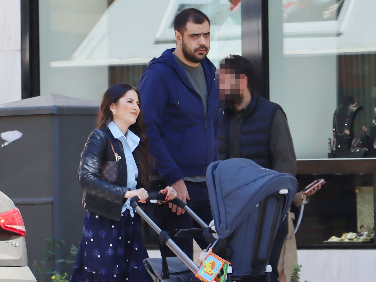 Παύλος Μαρινάκης: Δημόσια εμφάνιση με τη σύζυγό του και τον επτά μηνών γιο του – Φωτογραφίες