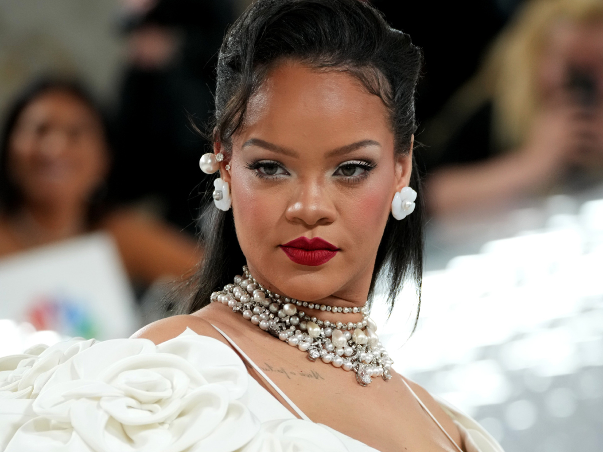 Rihanna: Η λεπτομέρεια στο lip look της που μπορείς να αντιγράψεις στην επόμενη έξοδο