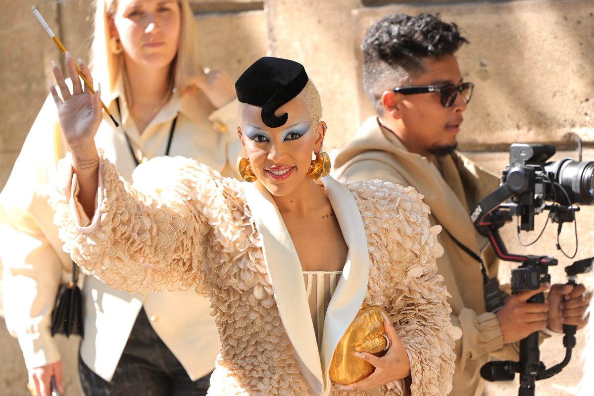Schiaparelli: Τα high fashion looks των καλεσμένων στο show υψηλής ραπτικής στο Παρίσι