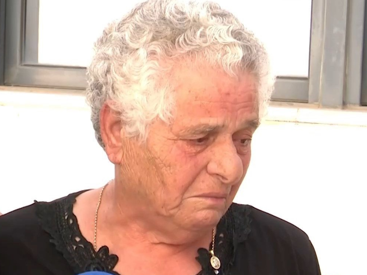 Γιώργος Καραϊβάζ – Συγκλονίζει η μητέρα του έξω από το δικαστήριο: «Να βρεθούν αυτοί που έδωσαν την εντολή»