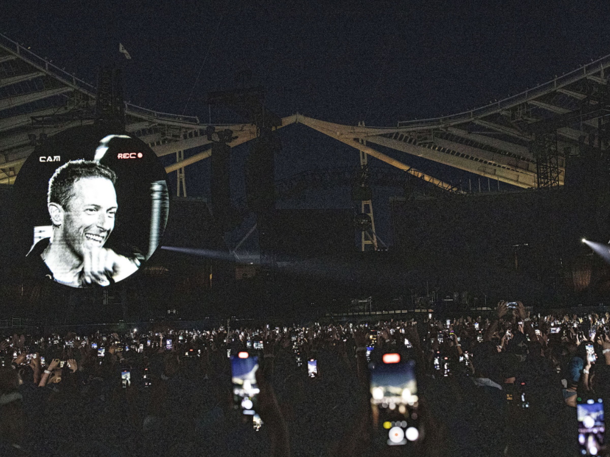 Coldplay: Η έκπληξη της βραδιάς – Ανέβασαν τον Έλληνα τραγουδιστή Zaf στη σκηνή του ΟΑΚΑ