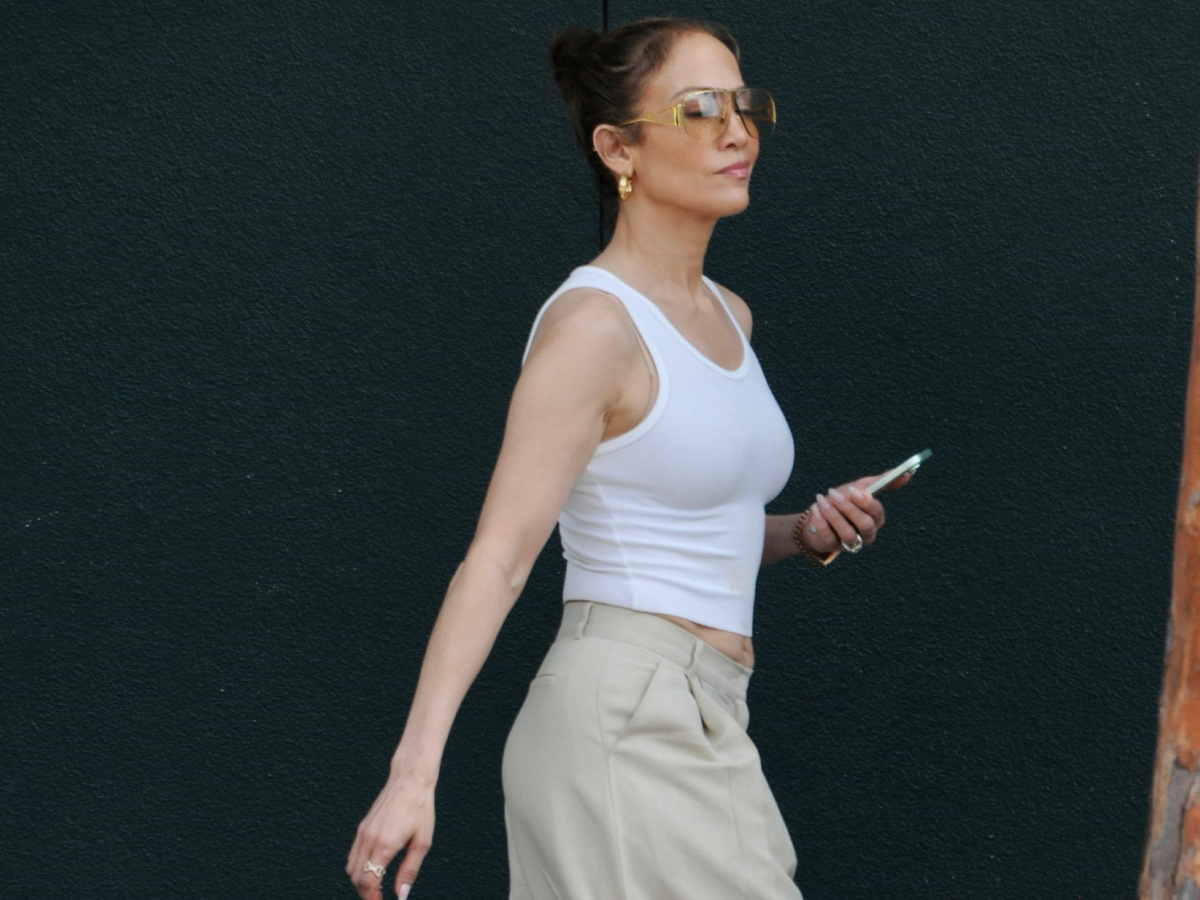 Jennifer Lopez: Μήπως αυτό το (νέο) casual style που έχει υιοθετήσει της πάει περισσότερο;