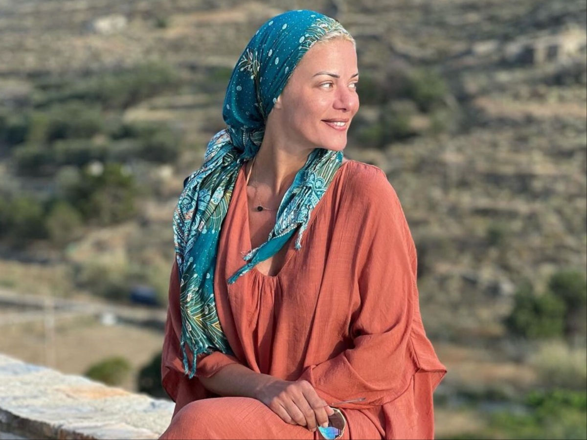 Ζέτα Μακρυπούλια: Νέες φωτογραφίες από τις διακοπές της στην Κύθνο – Με το μαντήλι στα μαλλιά σε ανέμελες πόζες