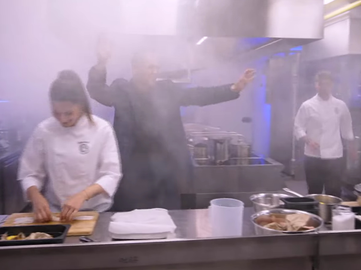 MasterChef: Ο φιναλίστ Λευτέρης Ζεφειρόπουλος παραλίγο να βάλει φωτιά στην κουζίνα – Η αντίδραση των κριτών