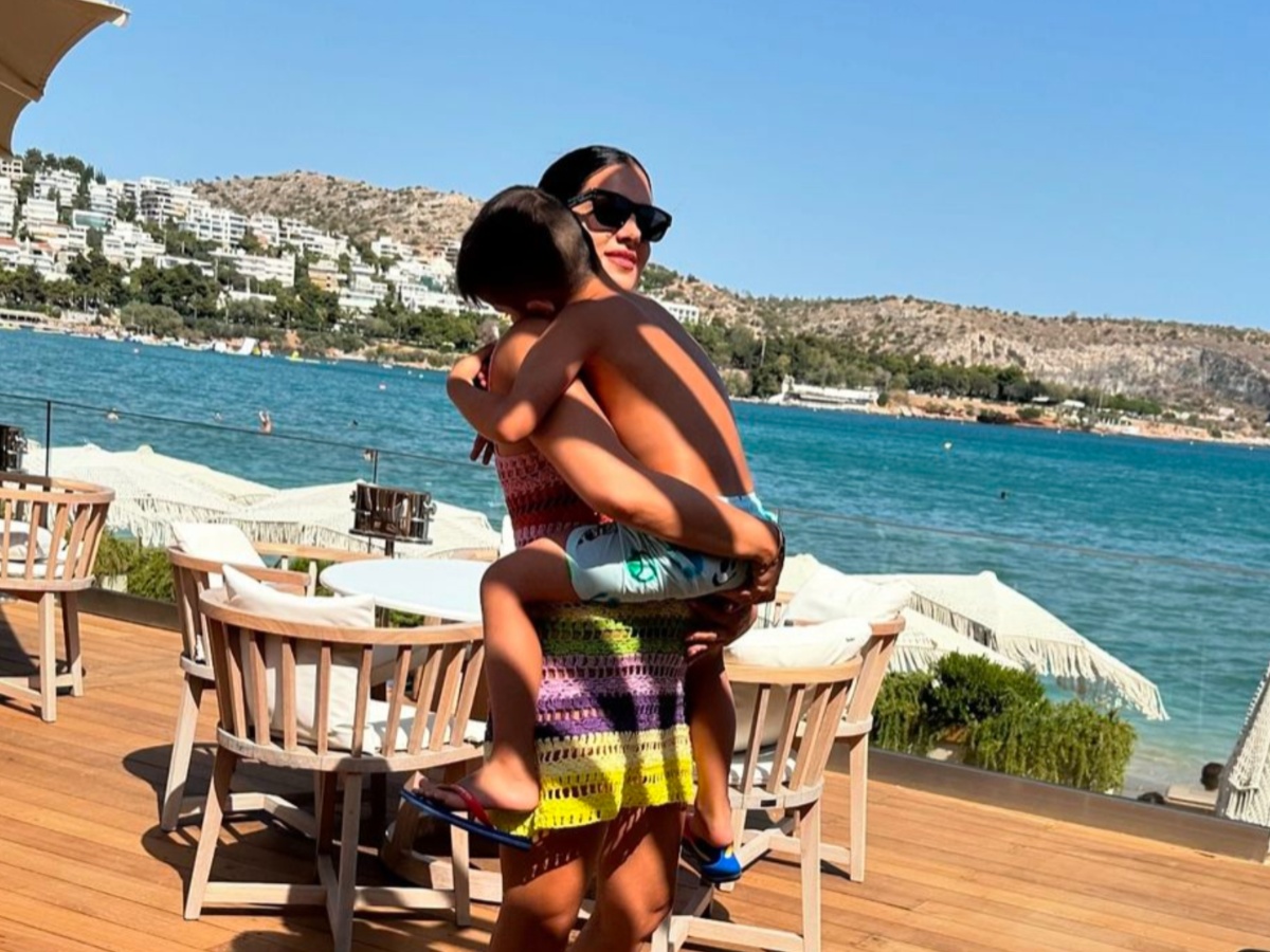 Σταματίνα Τσιμτσιλή: Για μπάνιο στην παραλία της Βουλιαγμένης αγκαλιά με τον γιο της – Φωτογραφίες