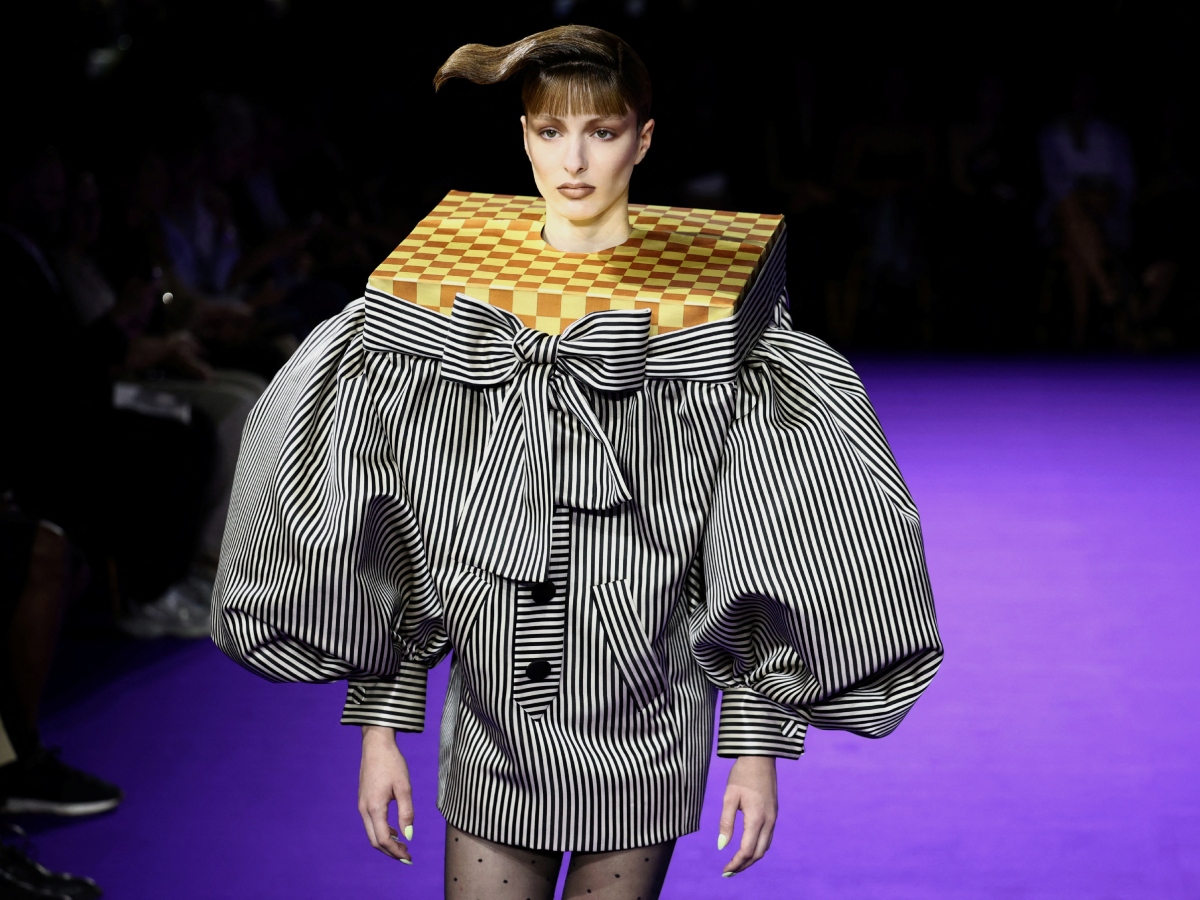 Victor & Rolf Haute Couture: Ένα show με φουτουριστικά χτενίσματα και καφέ, σκοτεινές αποχρώσεις στο μακιγιάζ