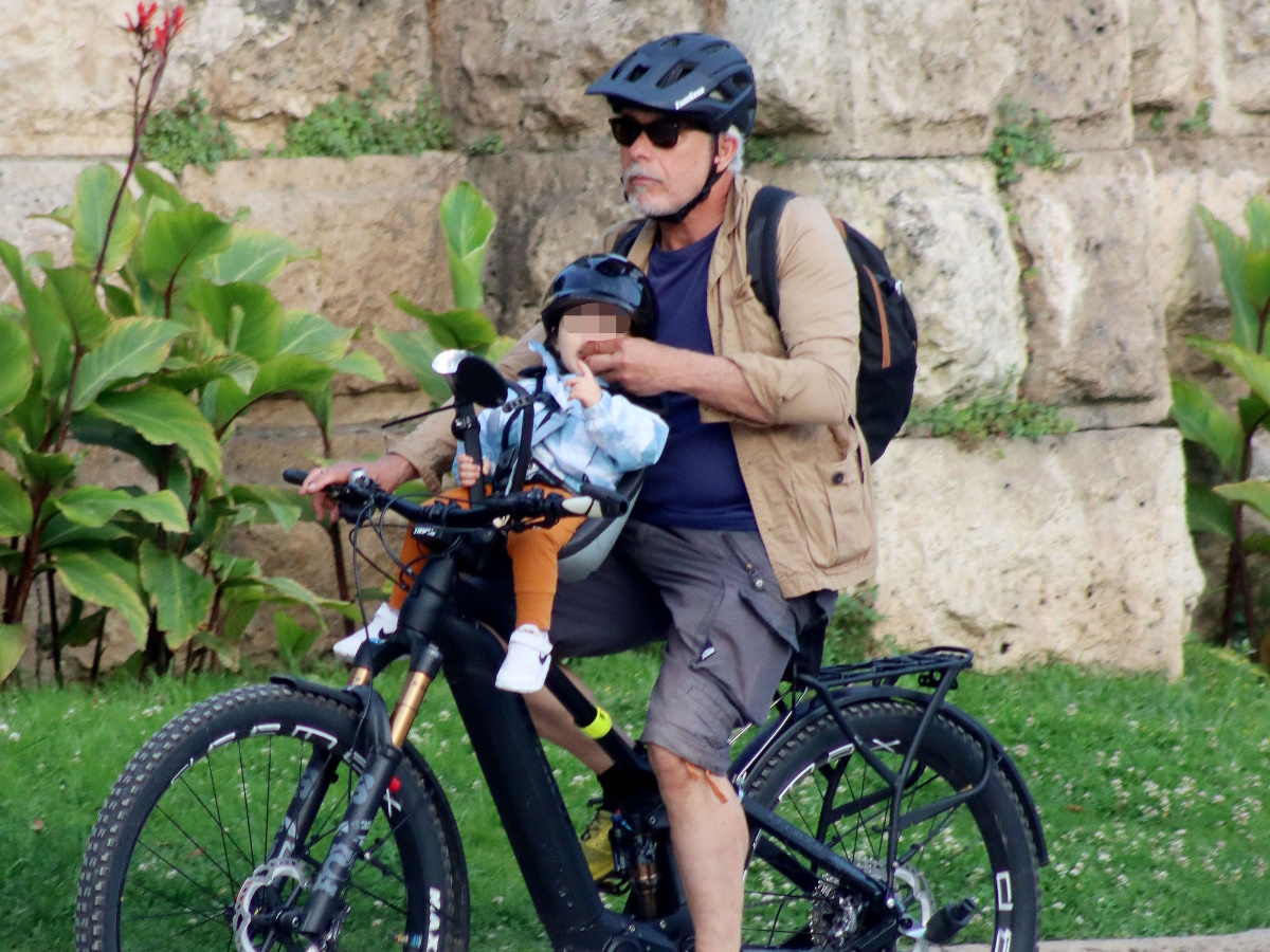 Χάρης Χριστόπουλος: Ποδηλατάδα στο κέντρο της Αθήνα με τον μικρότερο γιο του – Φωτογραφίες
