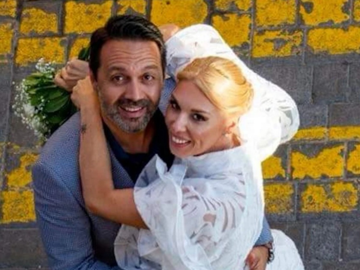 Γιώργος Κακούσης: Παντρεύτηκε ο γνωστός δημοσιογράφος – Οι φωτογραφίες από τον γάμο του με την Στέλλα Λορέντζου