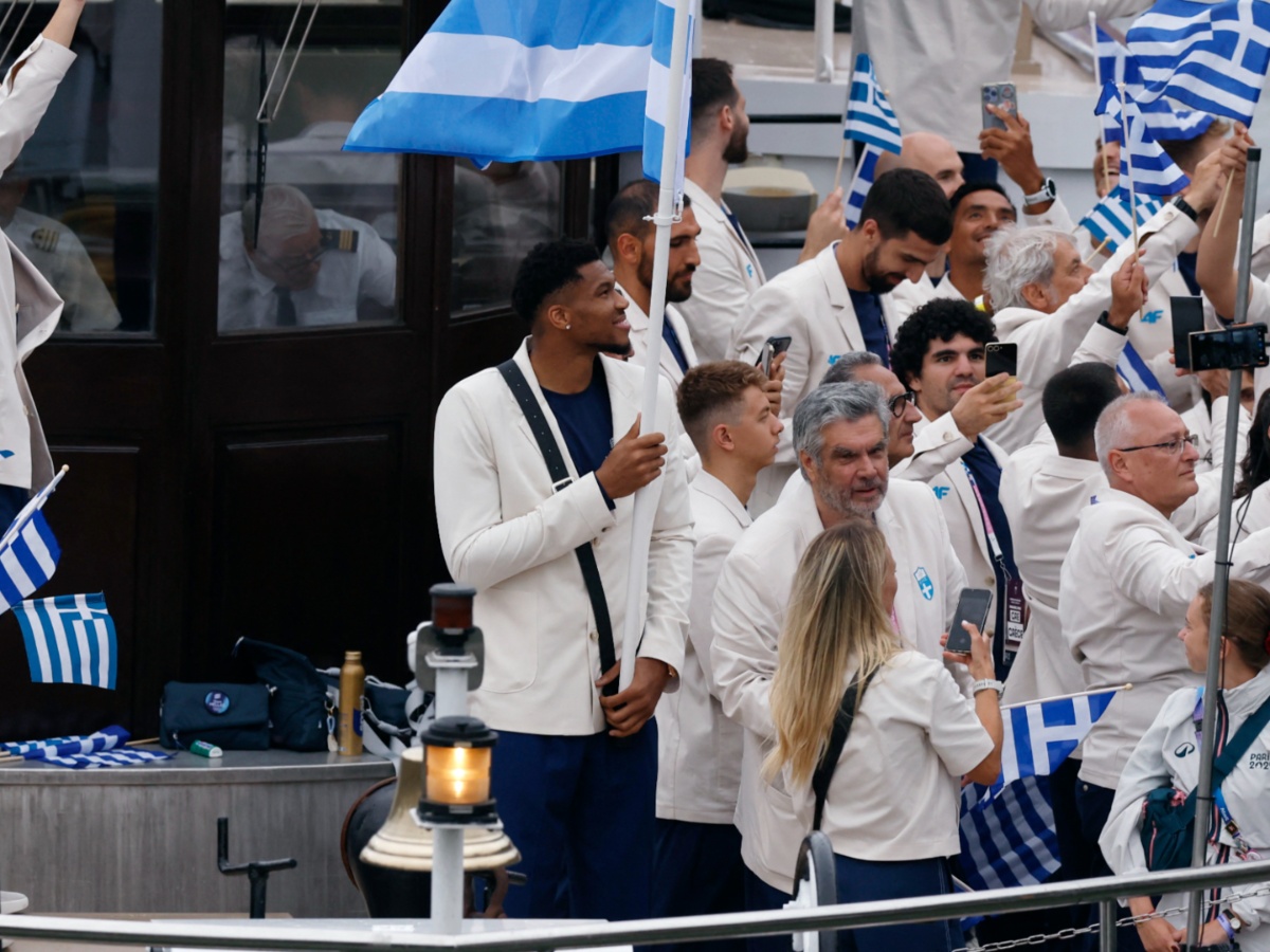 Ολυμπιακοί Αγώνες 2024: Γιάννης Αντετοκούνμπο και Αντιγόνη Ντρισμπιώτη σημαιοφόροι της παρέλασης – Η εμφάνιση της Ελλάδας